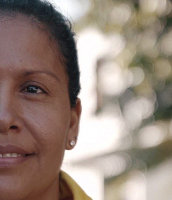 Juega-microfútbol-después-de-una-mastectomía-y-reconstrucción-de-seno-(HQ)