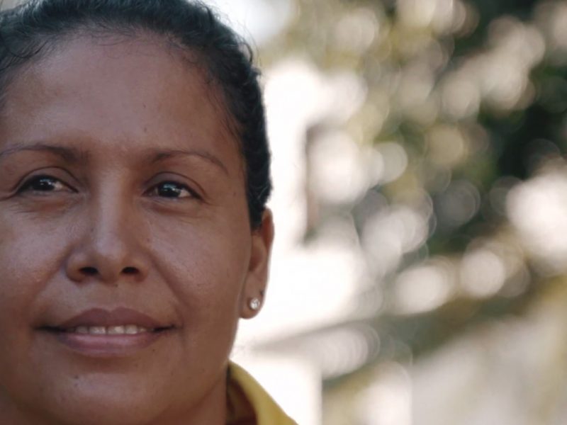 Juega-microfútbol-después-de-una-mastectomía-y-reconstrucción-de-seno-(HQ)